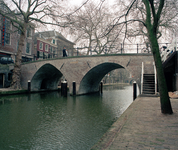 828198 Gezicht op de gerestaureerde Weesbrug te Utrecht, vanaf de werf aan de oostzijde van Oudegracht.
